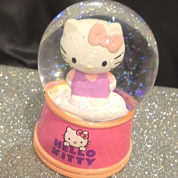 Hello Kitty By Sanrio Pink Glitter Snow Globe - Picture 5 of 8